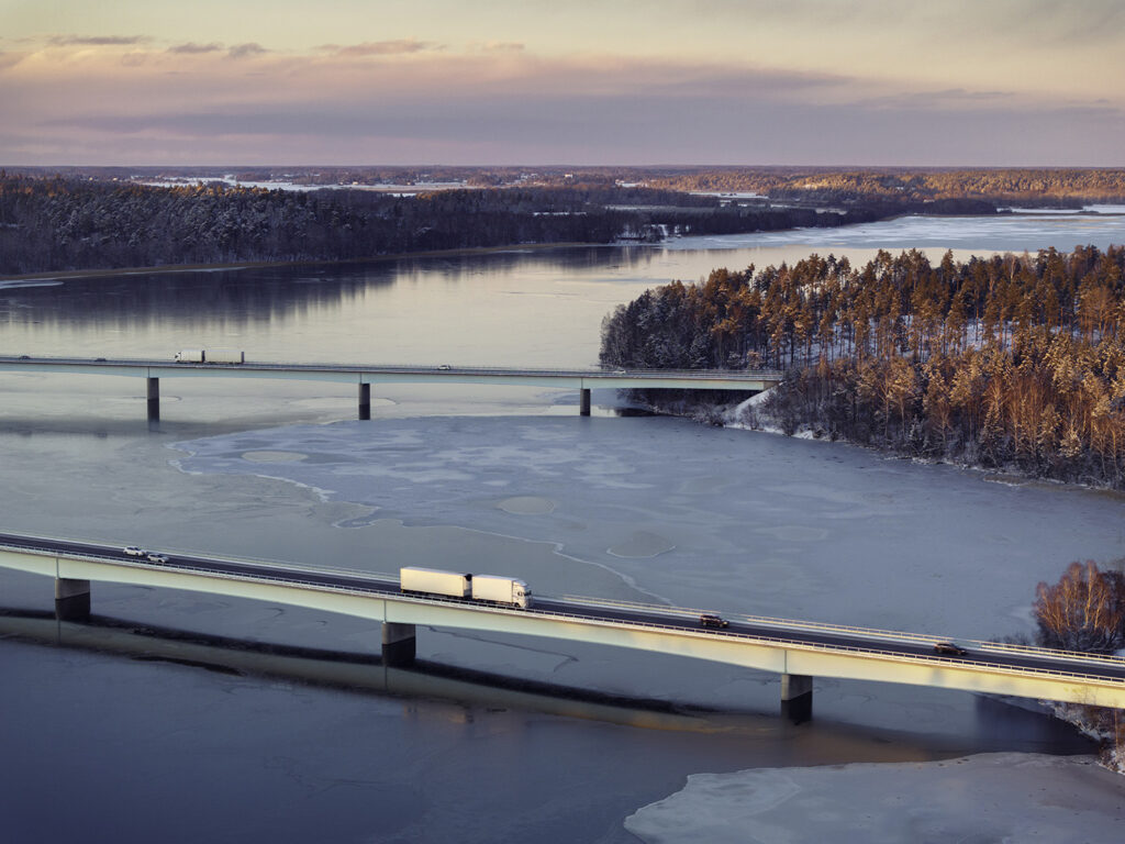 Fair Transport - Lastbil på bro över fruset vatten